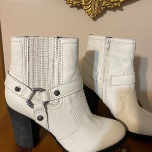 White zodiac harness booties never worn size 9